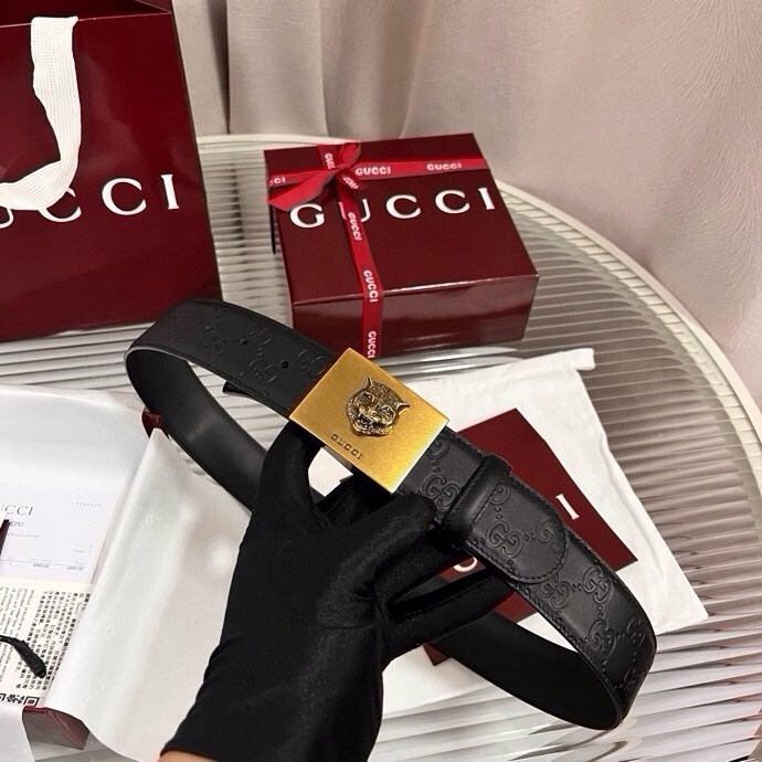 Gucci 这款男士腰带亮眼吸睛，早春系列,一面为黑色GG印花压纹牛皮革，另一面为黑色皮革，宽度4cm