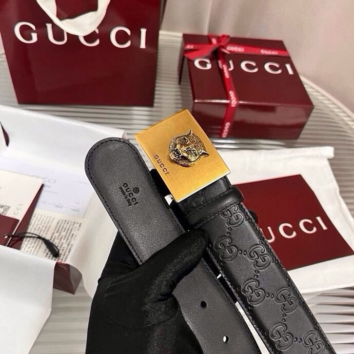 Gucci 这款男士腰带亮眼吸睛，早春系列,一面为黑色GG印花压纹牛皮革，另一面为黑色皮革，宽度4cm
