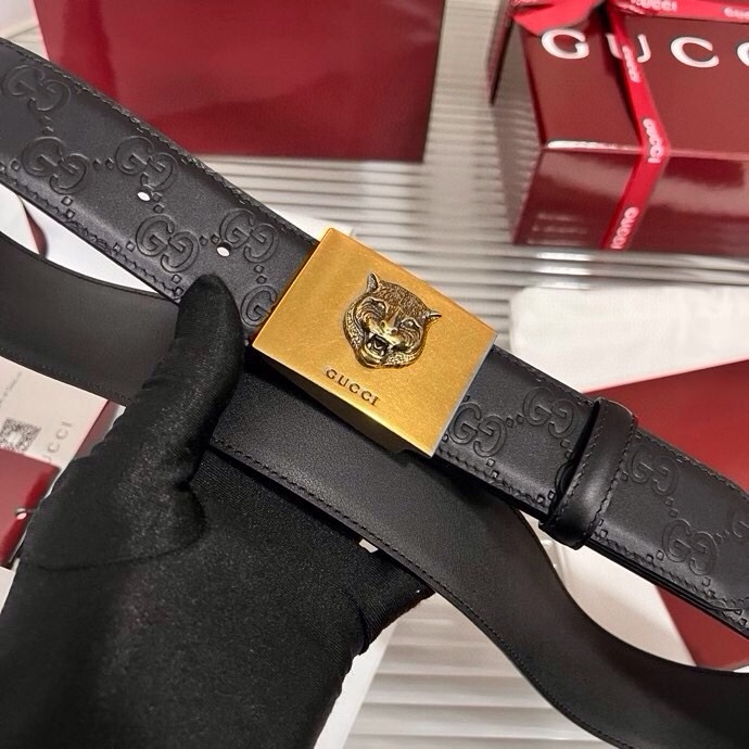 Gucci 这款男士腰带亮眼吸睛，早春系列,一面为黑色GG印花压纹牛皮革，另一面为黑色皮革，宽度4cm