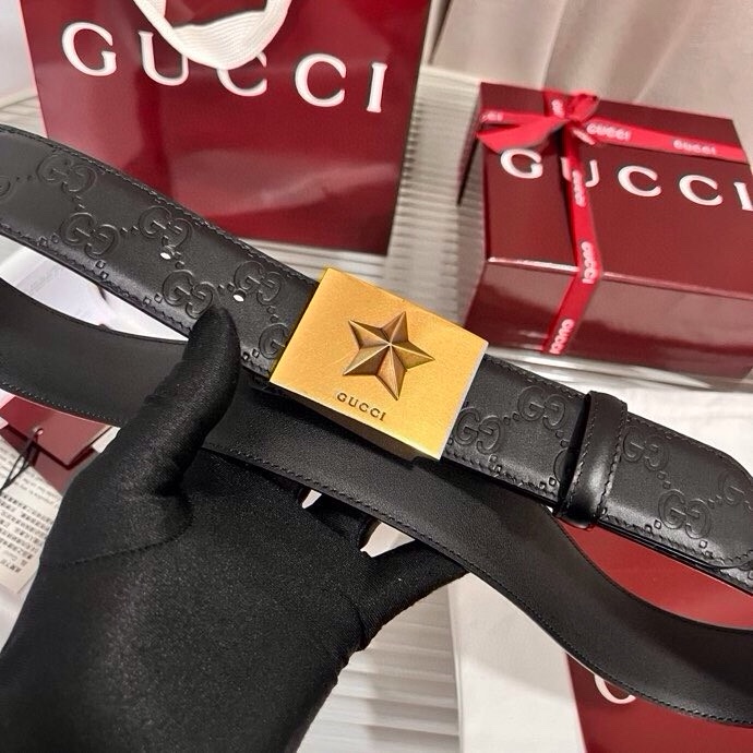 Gucci 这款男士腰带亮眼吸睛，早春系列,一面为黑色GG印花压纹牛皮革，另一面为黑色皮革，宽度4cm