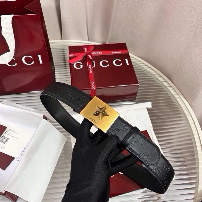 Gucci 这款男士腰带亮眼吸睛，早春系列,一面为黑色GG印花压纹牛皮革，另一面为黑色皮革，宽度4cm