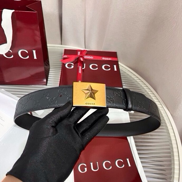 Gucci 这款男士腰带亮眼吸睛，早春系列,一面为黑色GG印花压纹牛皮革，另一面为黑色皮革，宽度4cm