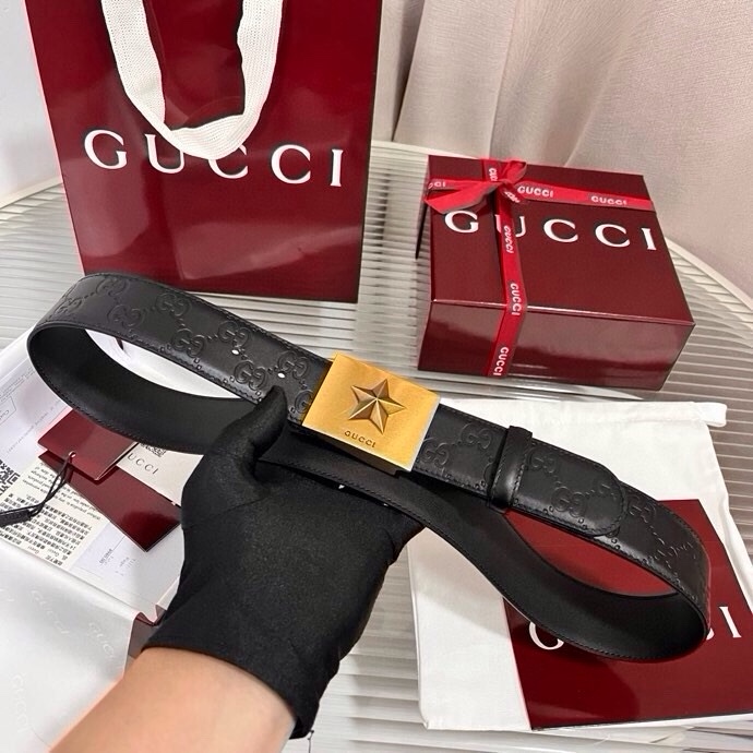 Gucci 这款男士腰带亮眼吸睛，早春系列,一面为黑色GG印花压纹牛皮革，另一面为黑色皮革，宽度4cm