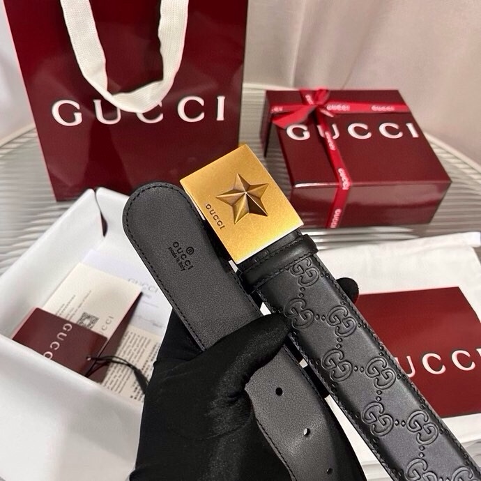 Gucci 这款男士腰带亮眼吸睛，早春系列,一面为黑色GG印花压纹牛皮革，另一面为黑色皮革，宽度4cm