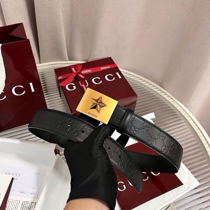 Gucci 这款男士腰带亮眼吸睛，早春系列,一面为黑色GG印花压纹牛皮革，另一面为黑色皮革，宽度4cm