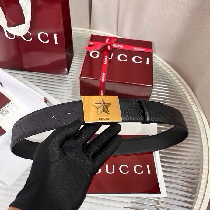 Gucci 这款男士腰带亮眼吸睛，早春系列,一面为黑色GG印花压纹牛皮革，另一面为黑色皮革，宽度4cm