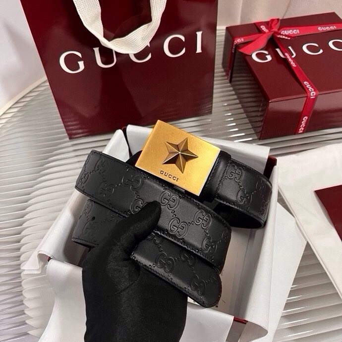 Gucci 这款男士腰带亮眼吸睛，早春系列,一面为黑色GG印花压纹牛皮革，另一面为黑色皮革，宽度4cm