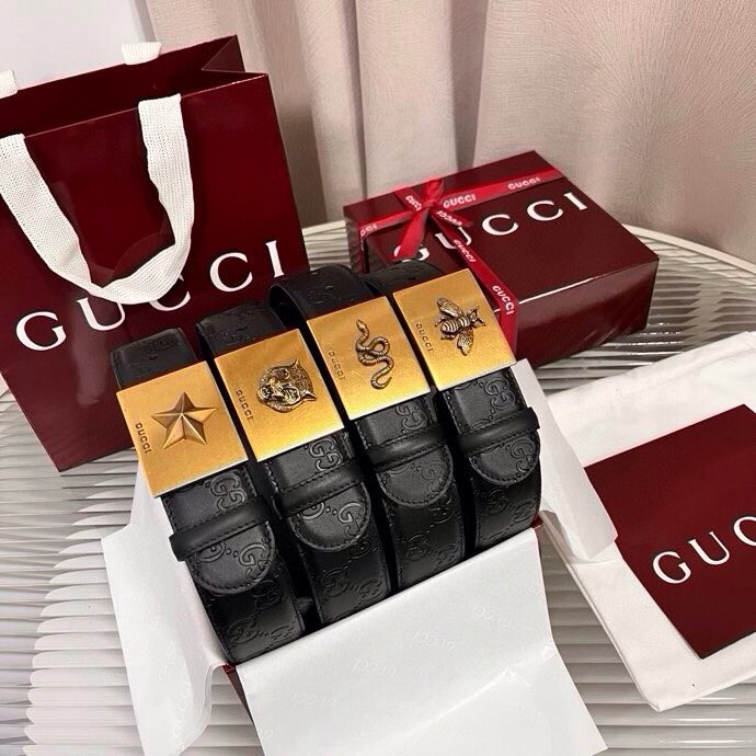 Gucci 这款男士腰带亮眼吸睛，早春系列,一面为黑色GG印花压纹牛皮革，另一面为黑色皮革，宽度4cm