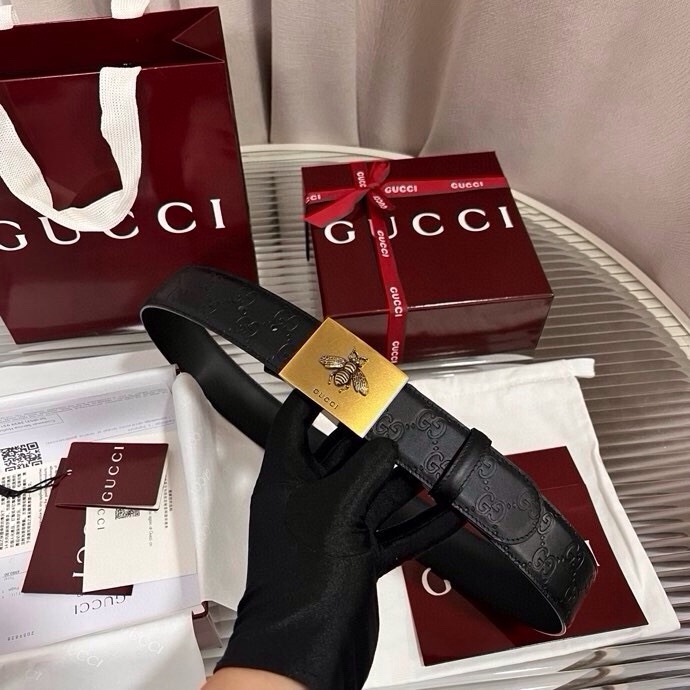 Gucci 这款男士腰带亮眼吸睛，早春系列,一面为黑色GG印花压纹牛皮革，另一面为黑色皮革，宽度4cm