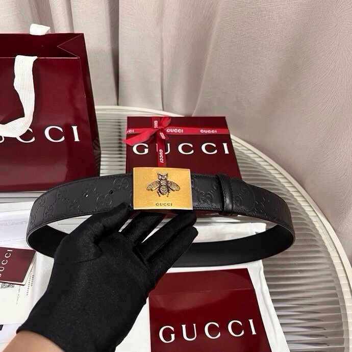 Gucci 这款男士腰带亮眼吸睛，早春系列,一面为黑色GG印花压纹牛皮革，另一面为黑色皮革，宽度4cm