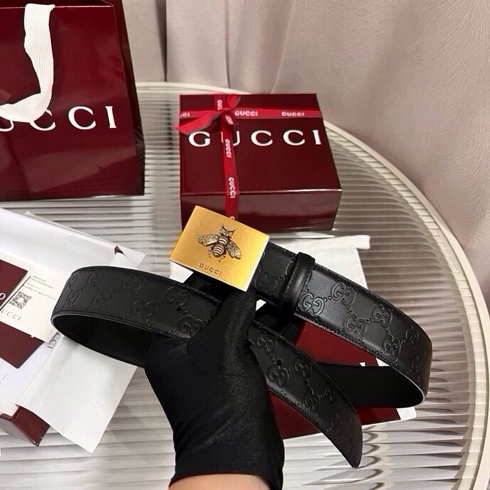 Gucci 这款男士腰带亮眼吸睛，早春系列,一面为黑色GG印花压纹牛皮革，另一面为黑色皮革，宽度4cm