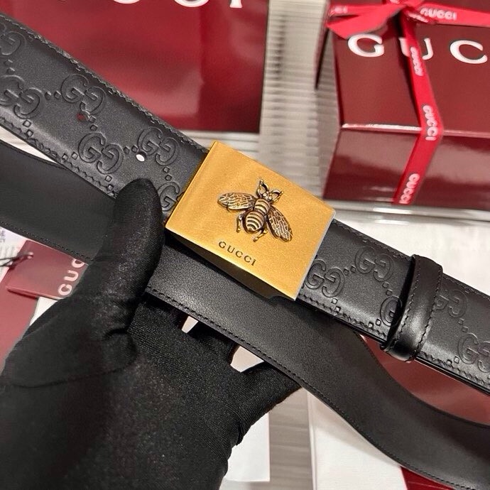 Gucci 这款男士腰带亮眼吸睛，早春系列,一面为黑色GG印花压纹牛皮革，另一面为黑色皮革，宽度4cm