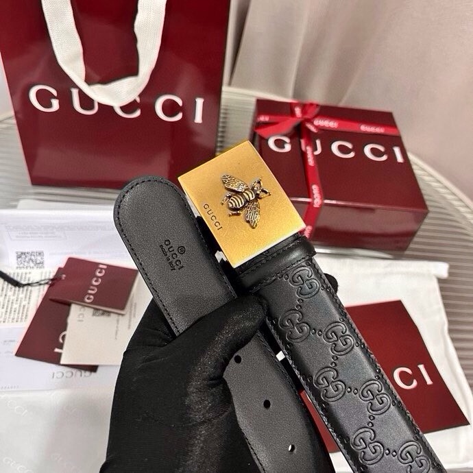 Gucci 这款男士腰带亮眼吸睛，早春系列,一面为黑色GG印花压纹牛皮革，另一面为黑色皮革，宽度4cm