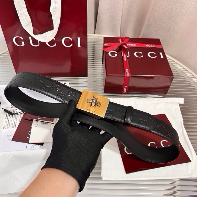 Gucci 这款男士腰带亮眼吸睛，早春系列,一面为黑色GG印花压纹牛皮革，另一面为黑色皮革，宽度4cm