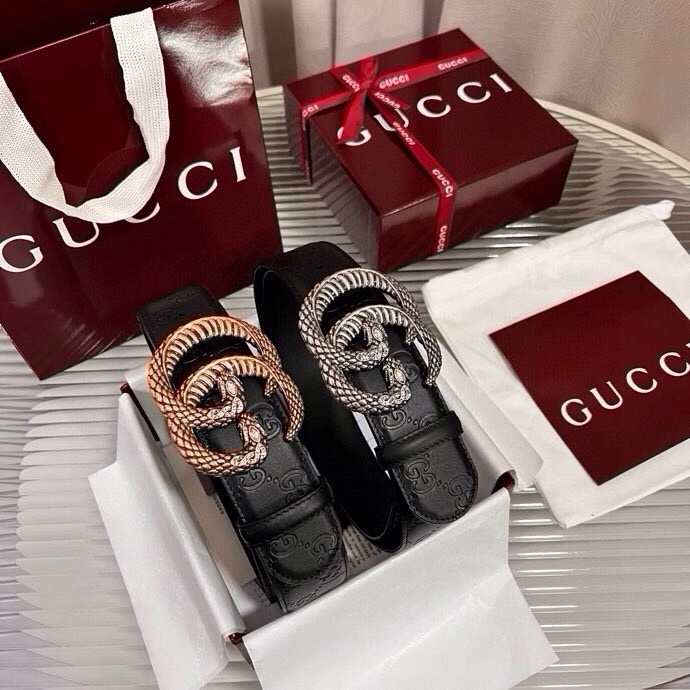 Gucci 这款男士腰带亮眼吸睛，早春系列,一面为黑色GG印花压纹牛皮革，另一面为黑色皮革，宽度4cm
