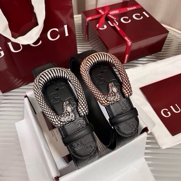 Gucci 这款男士腰带亮眼吸睛，早春系列,一面为黑色GG印花压纹牛皮革，另一面为黑色皮革，宽度4cm