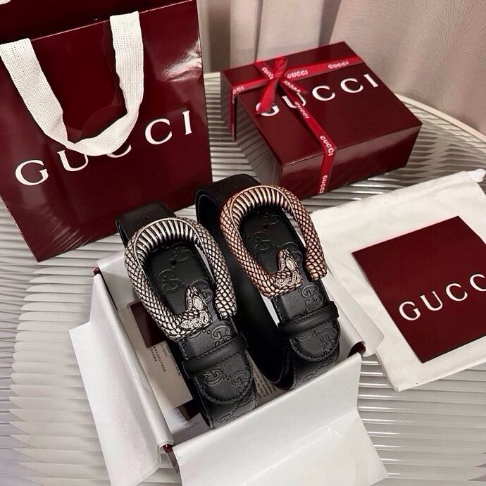 Gucci 这款男士腰带亮眼吸睛，早春系列,一面为黑色GG印花压纹牛皮革，另一面为黑色皮革，宽度4cm