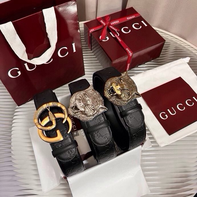 Gucci 这款男士腰带亮眼吸睛，早春系列,一面为黑色GG印花压纹牛皮革，另一面为黑色皮革，宽度4cm