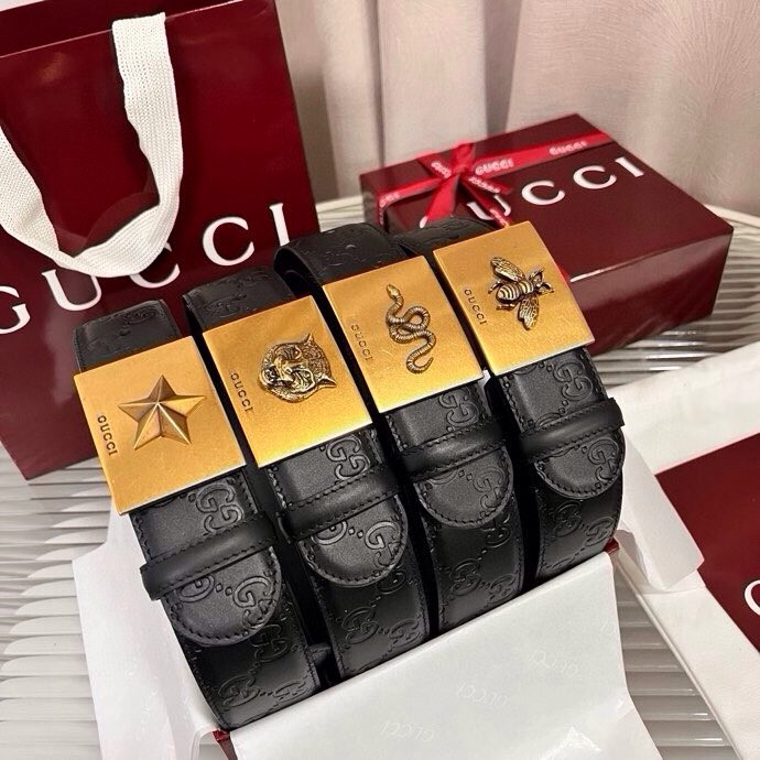 Gucci 这款男士腰带亮眼吸睛，早春系列,一面为黑色GG印花压纹牛皮革，另一面为黑色皮革，宽度4cm