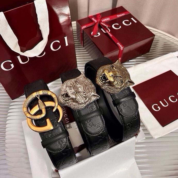 Gucci 这款男士腰带亮眼吸睛，早春系列,一面为黑色GG印花压纹牛皮革，另一面为黑色皮革，宽度4cm