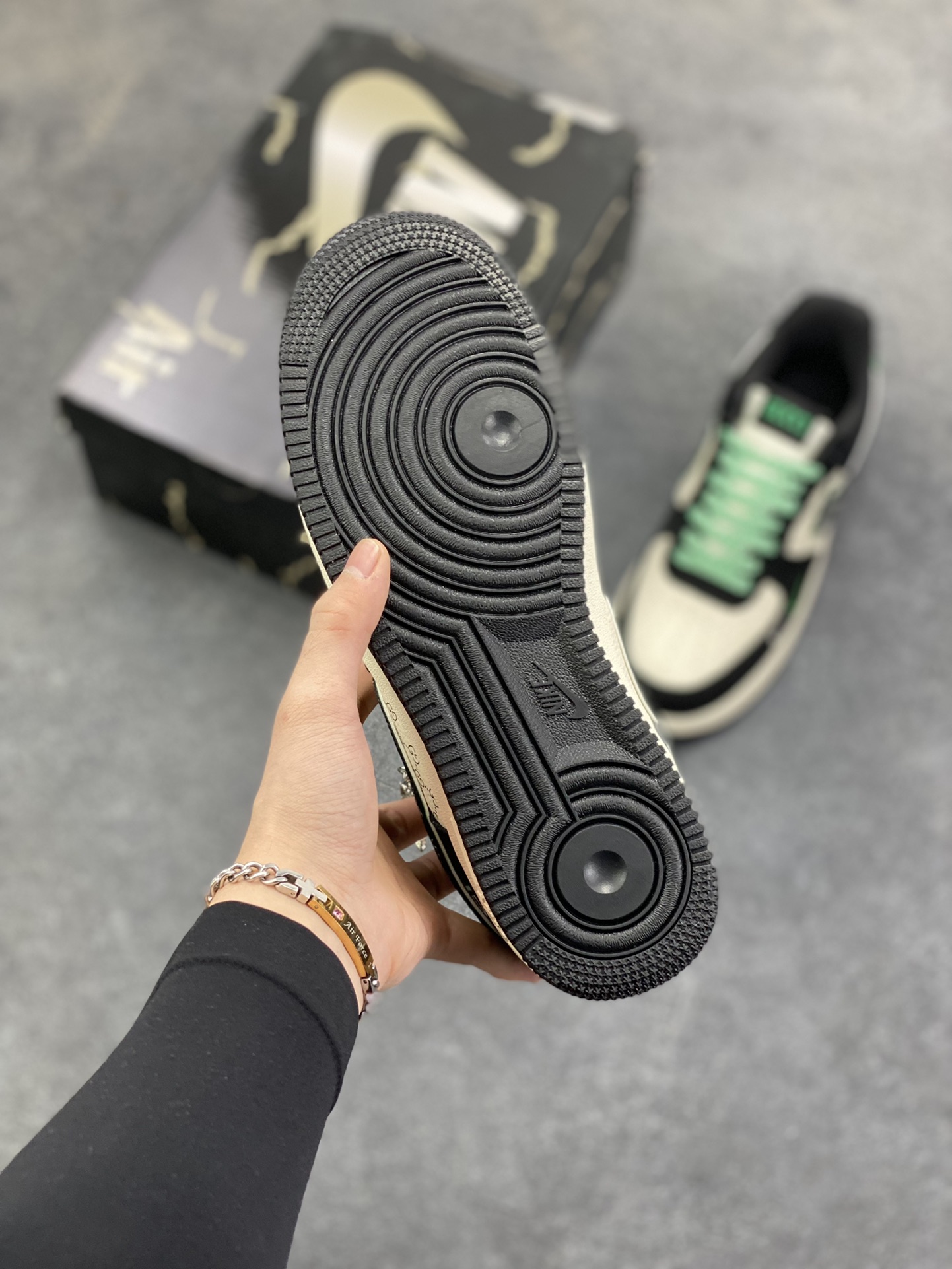 图片[5]-Nike Air Force 1 \’07 Low “古驰联名——花纹米黑绿”空军一号 高端定制 低帮 运动鞋 休闲鞋 折边针车 工艺难度大 原楦头原纸板 原装鞋盒 定制五金配件 内置全掌气垫 原厂鞋底 货号：KJ1688-024 尺码：36 36.5 37.5 38 38.5 39 40 40.5 41 42 42.5 43 44 44.5 45-选品中心