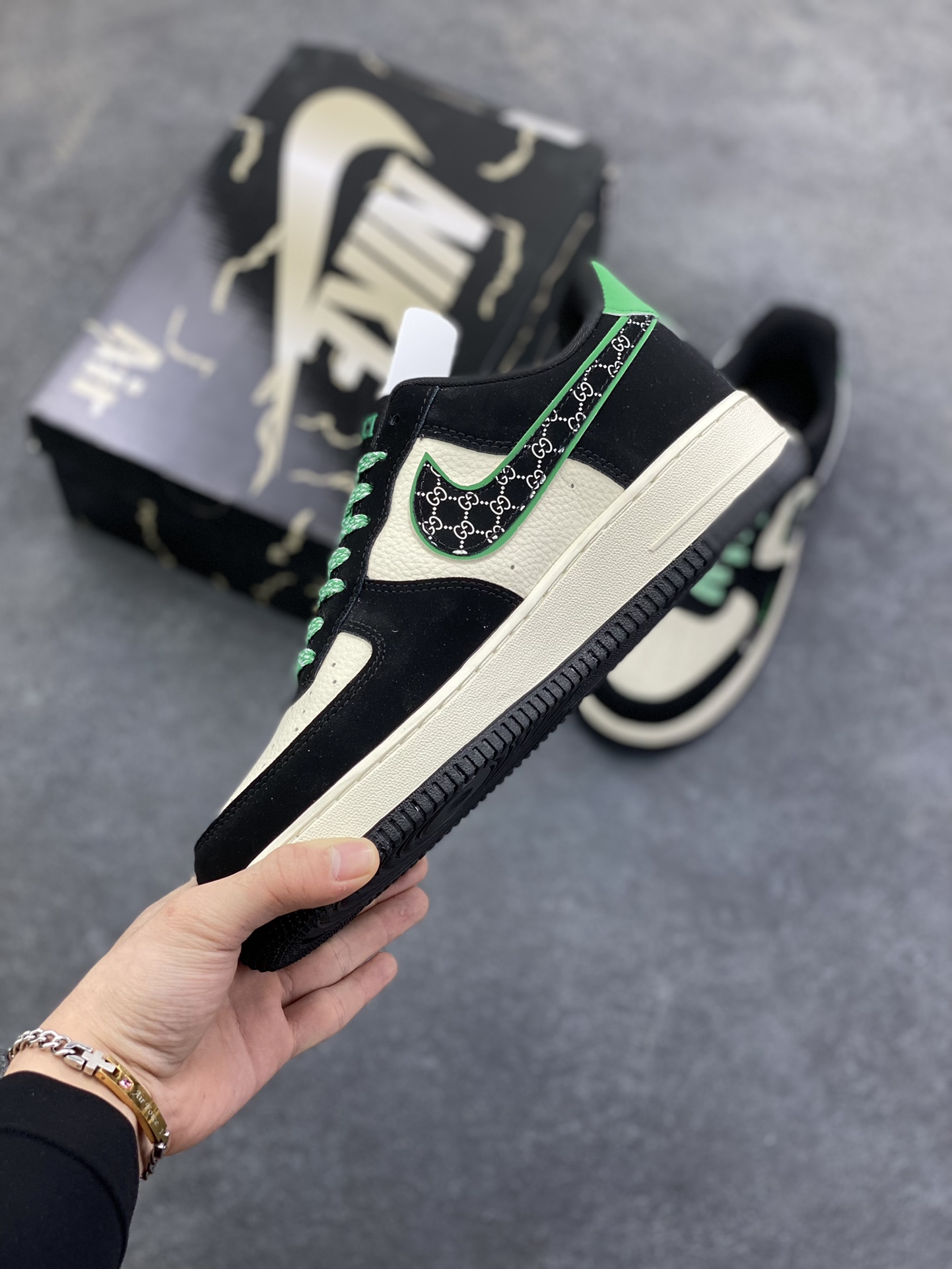 图片[3]-Nike Air Force 1 \’07 Low “古驰联名——花纹米黑绿”空军一号 高端定制 低帮 运动鞋 休闲鞋 折边针车 工艺难度大 原楦头原纸板 原装鞋盒 定制五金配件 内置全掌气垫 原厂鞋底 货号：KJ1688-024 尺码：36 36.5 37.5 38 38.5 39 40 40.5 41 42 42.5 43 44 44.5 45-选品中心