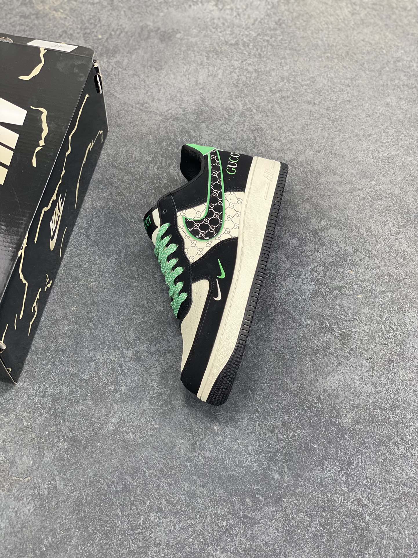 图片[7]-Nike Air Force 1 \’07 Low “古驰联名——花纹米黑绿”空军一号 高端定制 低帮 运动鞋 休闲鞋 折边针车 工艺难度大 原楦头原纸板 原装鞋盒 定制五金配件 内置全掌气垫 原厂鞋底 货号：KJ1688-024 尺码：36 36.5 37.5 38 38.5 39 40 40.5 41 42 42.5 43 44 44.5 45-选品中心