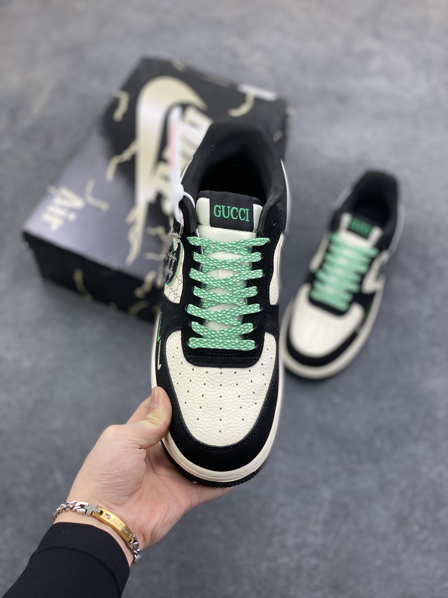 图片[2]-Nike Air Force 1 \’07 Low “古驰联名——花纹米黑绿”空军一号 高端定制 低帮 运动鞋 休闲鞋 折边针车 工艺难度大 原楦头原纸板 原装鞋盒 定制五金配件 内置全掌气垫 原厂鞋底 货号：KJ1688-024 尺码：36 36.5 37.5 38 38.5 39 40 40.5 41 42 42.5 43 44 44.5 45-选品中心