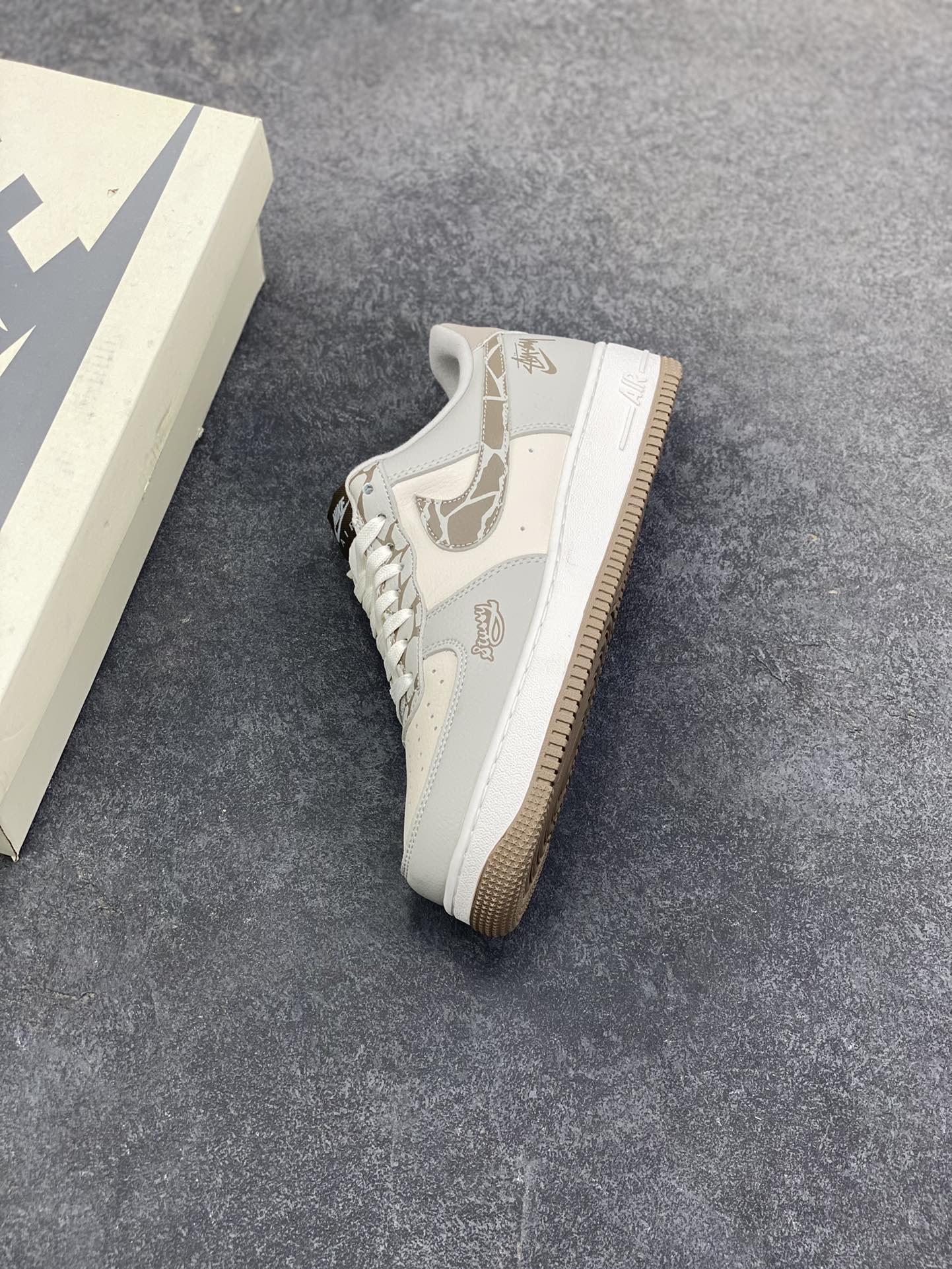 图片[7]-Nike Air Force 1 \’07 Low “斯图西联名——白灰裂纹勾”空军一号 高端定制 低帮 运动鞋 休闲鞋 折边针车 工艺难度大 原楦头原纸板 原装鞋盒 定制五金配件 内置全掌气垫 原厂鞋底 货号：XJ9168-004 尺码：36 36.5 37.5 38 38.5 39 40 40.5 41 42 42.5 43 44 44.5 45-选品中心