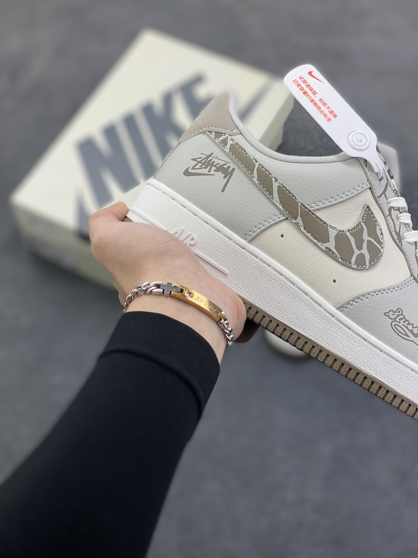 图片[6]-Nike Air Force 1 \’07 Low “斯图西联名——白灰裂纹勾”空军一号 高端定制 低帮 运动鞋 休闲鞋 折边针车 工艺难度大 原楦头原纸板 原装鞋盒 定制五金配件 内置全掌气垫 原厂鞋底 货号：XJ9168-004 尺码：36 36.5 37.5 38 38.5 39 40 40.5 41 42 42.5 43 44 44.5 45-选品中心