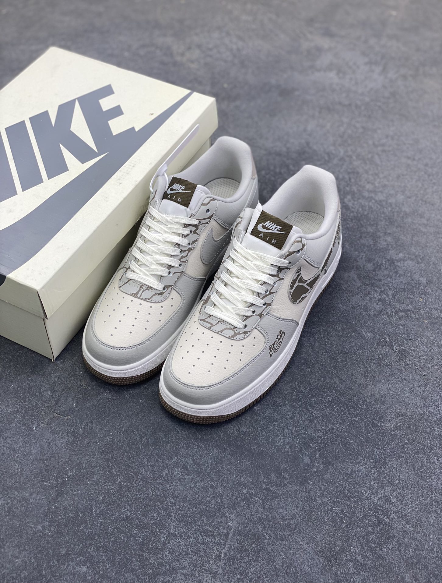 图片[8]-Nike Air Force 1 \’07 Low “斯图西联名——白灰裂纹勾”空军一号 高端定制 低帮 运动鞋 休闲鞋 折边针车 工艺难度大 原楦头原纸板 原装鞋盒 定制五金配件 内置全掌气垫 原厂鞋底 货号：XJ9168-004 尺码：36 36.5 37.5 38 38.5 39 40 40.5 41 42 42.5 43 44 44.5 45-选品中心