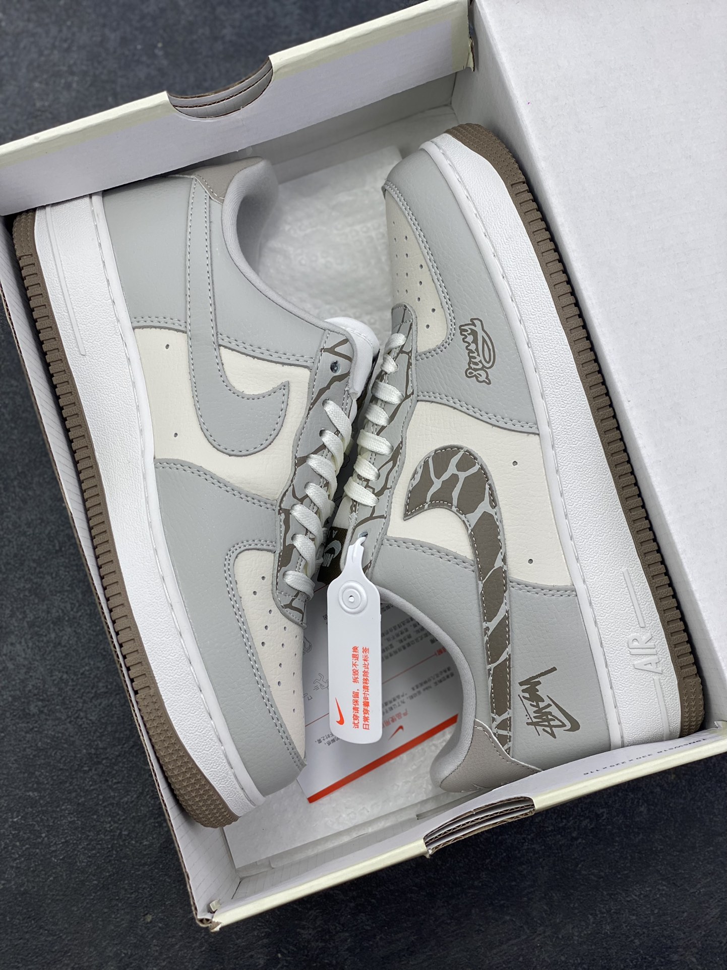 图片[9]-Nike Air Force 1 \’07 Low “斯图西联名——白灰裂纹勾”空军一号 高端定制 低帮 运动鞋 休闲鞋 折边针车 工艺难度大 原楦头原纸板 原装鞋盒 定制五金配件 内置全掌气垫 原厂鞋底 货号：XJ9168-004 尺码：36 36.5 37.5 38 38.5 39 40 40.5 41 42 42.5 43 44 44.5 45-选品中心