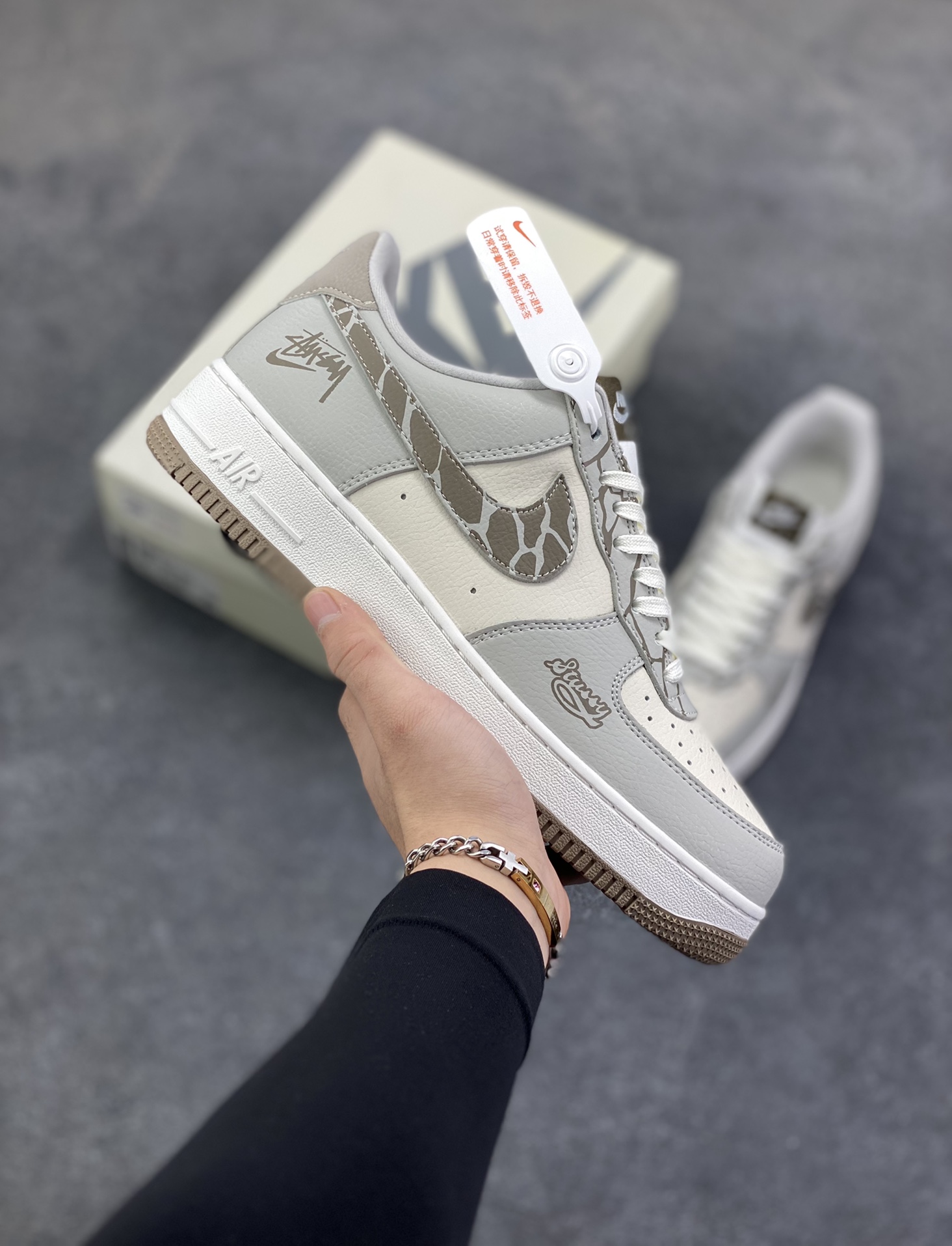 Nike Air Force 1 \’07 Low “斯图西联名——白灰裂纹勾”空军一号 高端定制 低帮 运动鞋 休闲鞋 折边针车 工艺难度大 原楦头原纸板 原装鞋盒 定制五金配件 内置全掌气垫 原厂鞋底 货号：XJ9168-004 尺码：36 36.5 37.5 38 38.5 39 40 40.5 41 42 42.5 43 44 44.5 45-选品中心