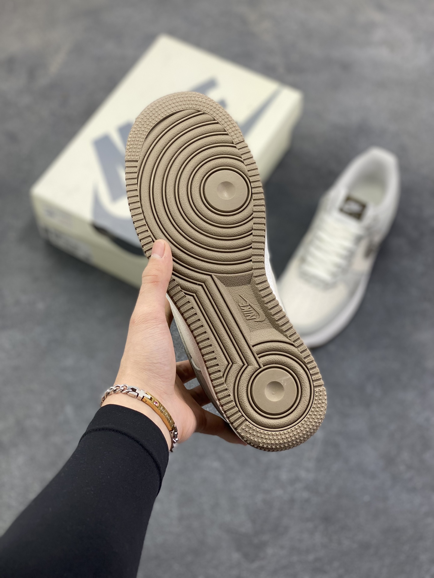 图片[5]-Nike Air Force 1 \’07 Low “斯图西联名——白灰裂纹勾”空军一号 高端定制 低帮 运动鞋 休闲鞋 折边针车 工艺难度大 原楦头原纸板 原装鞋盒 定制五金配件 内置全掌气垫 原厂鞋底 货号：XJ9168-004 尺码：36 36.5 37.5 38 38.5 39 40 40.5 41 42 42.5 43 44 44.5 45-选品中心