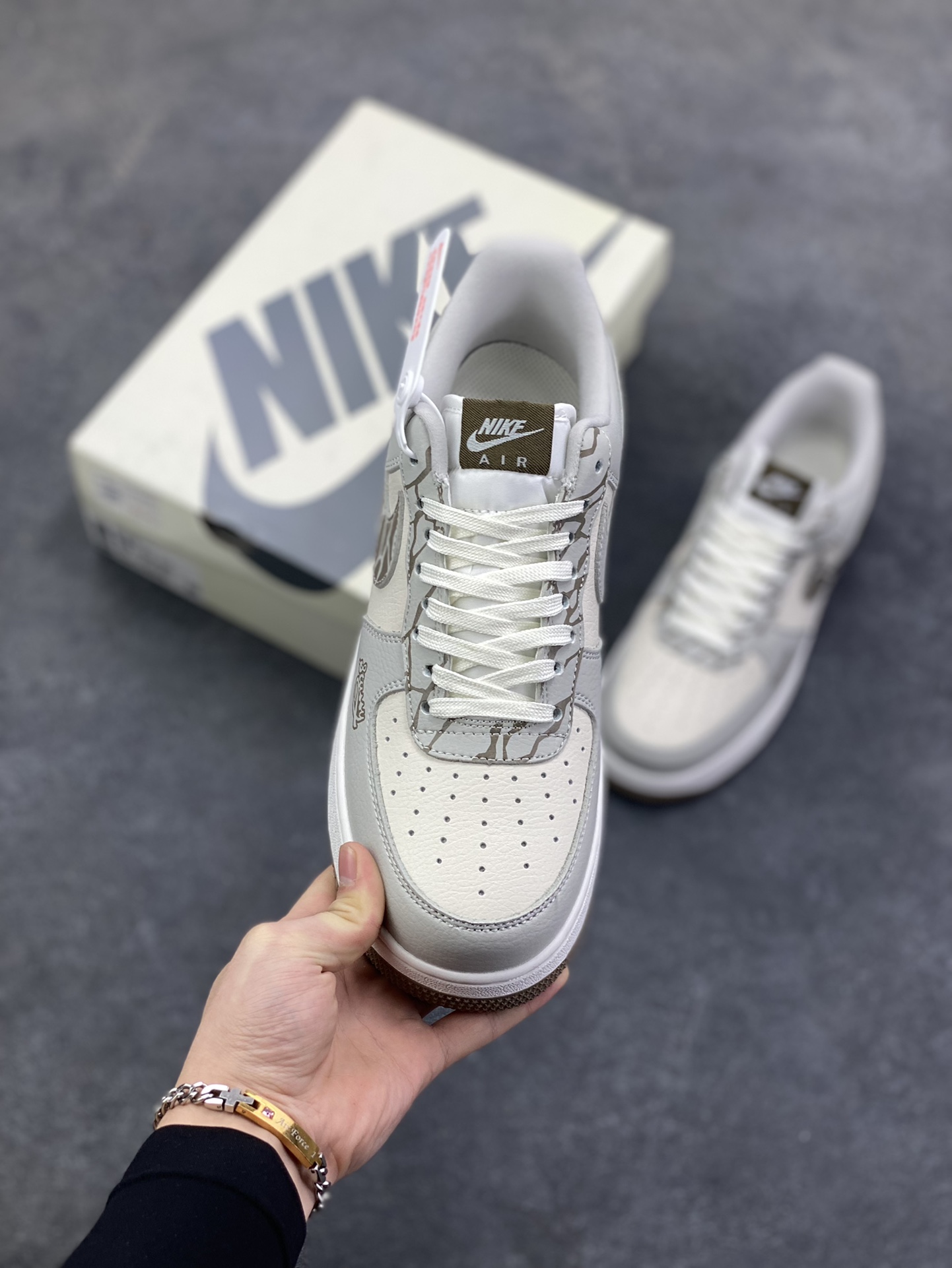 图片[2]-Nike Air Force 1 \’07 Low “斯图西联名——白灰裂纹勾”空军一号 高端定制 低帮 运动鞋 休闲鞋 折边针车 工艺难度大 原楦头原纸板 原装鞋盒 定制五金配件 内置全掌气垫 原厂鞋底 货号：XJ9168-004 尺码：36 36.5 37.5 38 38.5 39 40 40.5 41 42 42.5 43 44 44.5 45-选品中心