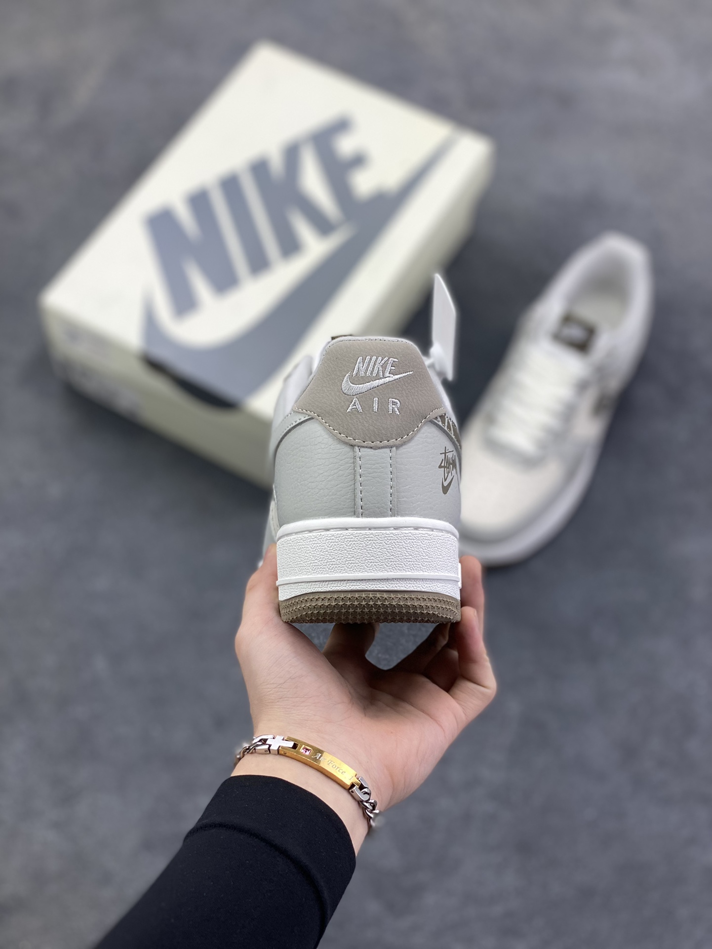 图片[4]-Nike Air Force 1 \’07 Low “斯图西联名——白灰裂纹勾”空军一号 高端定制 低帮 运动鞋 休闲鞋 折边针车 工艺难度大 原楦头原纸板 原装鞋盒 定制五金配件 内置全掌气垫 原厂鞋底 货号：XJ9168-004 尺码：36 36.5 37.5 38 38.5 39 40 40.5 41 42 42.5 43 44 44.5 45-选品中心