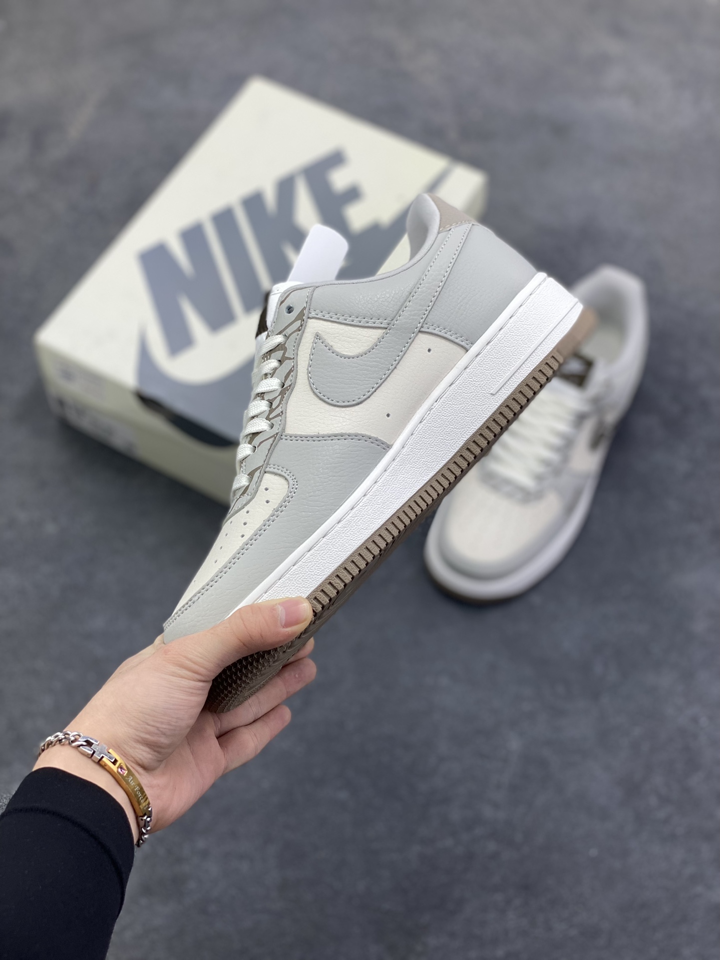 图片[3]-Nike Air Force 1 \’07 Low “斯图西联名——白灰裂纹勾”空军一号 高端定制 低帮 运动鞋 休闲鞋 折边针车 工艺难度大 原楦头原纸板 原装鞋盒 定制五金配件 内置全掌气垫 原厂鞋底 货号：XJ9168-004 尺码：36 36.5 37.5 38 38.5 39 40 40.5 41 42 42.5 43 44 44.5 45-选品中心