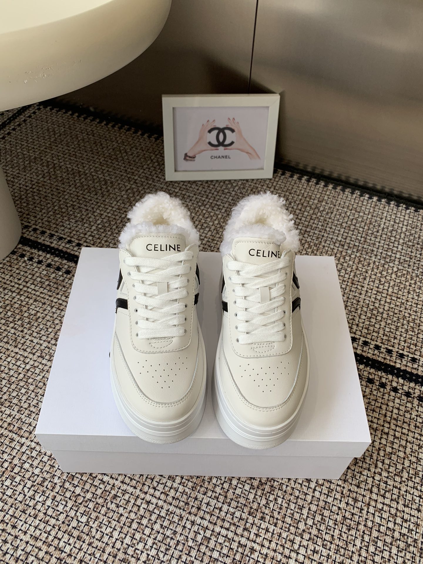 NO:615446,Celine Celine 25ss new thick-soled wool-lined casual shoes, white shoes, simple and comfortable, clean and tidy, heightening and showing thin legs, whether worn alone or paired with wide-leg pants, high street and retro, let’s be a CELINE girl. Imported first-layer calfskin for the upper, imported wool for the lining, original 1:1 molded outsole, size 35-40 (customized in 40), casual shoes/sports shoes, celine, celine, sneakers, cowhide19860909Celine 赛琳 25ss新款 厚底羊毛里休闲鞋小白鞋 简单舒服 干净利落 增高显腿细 无论是单穿还是搭配阔腿裤高街又复古 一起来做CELINE女孩 鞋面进口头层小牛皮 内里进口羊毛 原版1:1开模大底 码数35-40（40定做）,休闲鞋/运动鞋,celine,celine,sneakers,cowhide,Women's Shoes