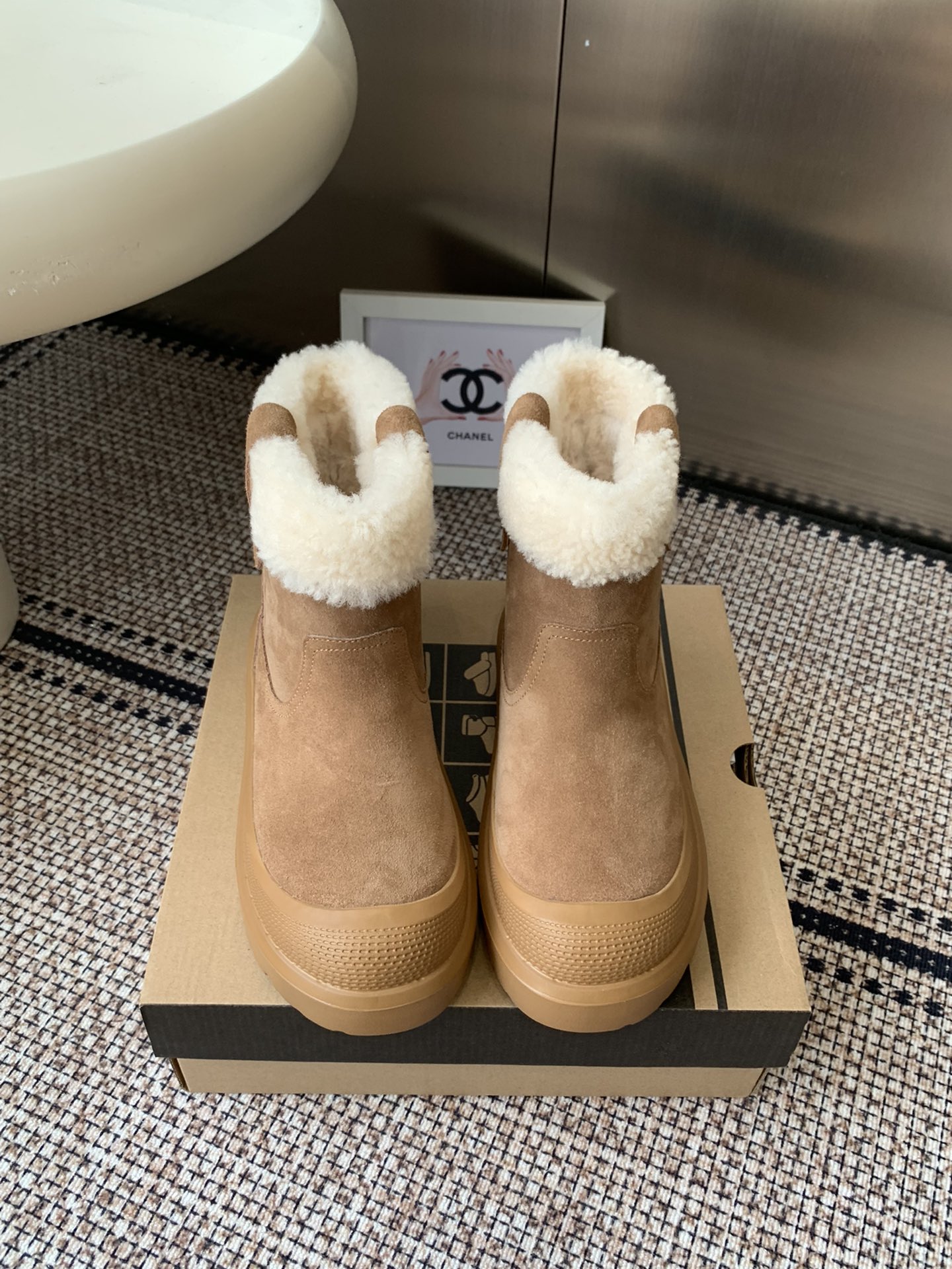 NO:615443,UGG 25 new snow boots for autumn and winter. Wang Yibo's same outsole is here. Comfortable and soft feeling, stylish and elegant style. Convenient one-step is our first choice for going out on the street. The imported lamb curly color echoes the color of the outsole to embellish the temperament of the entire shoe. The lining of all wool will keep you warm all winter. Size 35-40, snow boots, boots19860909UGG 25秋冬新品雪地靴 王一博同款大底来啦 舒适软糯的踩感 洋气又优雅的款式 方便的一脚蹬是我们出街的首选 进口的羊羔卷毛颜色和大底颜色相呼应点缀了整个鞋子的气质 全羊毛的内里 让你整个冬日暖洋洋 码数35-40,雪地靴,boots,Women's Shoes