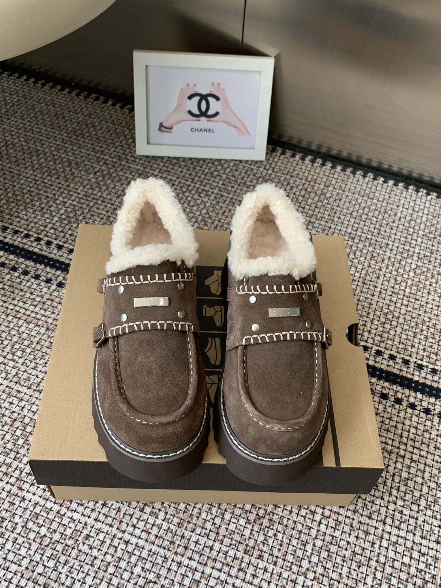 NO:615440,UGG 25ss Autumn and Winter Tian Xiweitong |SugarSu crisp shoes autumn new platform thick sole heightening casual shoes retro snow boots. They are full of breasts. They look like a sweet girl when paired with sweatshirts and jeans. The thick soles can also quietly increase the height. They have a retro feel and are perfect with coats and woolen skirts. The slip-on design makes lazy people ecstatic. The moment they are wrapped in wool and step into the shoes, they warm their hearts. The atmosphere and practicality of autumn and winter outfits.  It arranged it all for me, size 35-40, loafers, boots, hoodie, sweatshirts, skirts, jeans19860909UGG 25ss 秋冬 田曦薇同 |SugarSu酥履秋新款松糕厚底增高休闲单鞋复古雪地靴 奶fufu的 搭卫衣牛仔裤就是甜妹本妹 厚底还能悄悄增高 复古感拉满 配大衣 毛呢裙都很绝 一脚蹬设计懒人狂喜 裹着羊毛踩进鞋里的瞬间 暖到心坎里秋冬穿搭的氛围感和实穿性 它全给我安排明白了 码数35-40,乐福鞋毛毛鞋,loafers,boots,hoodie,sweatshirts,skirts,jeans,Women's Shoes