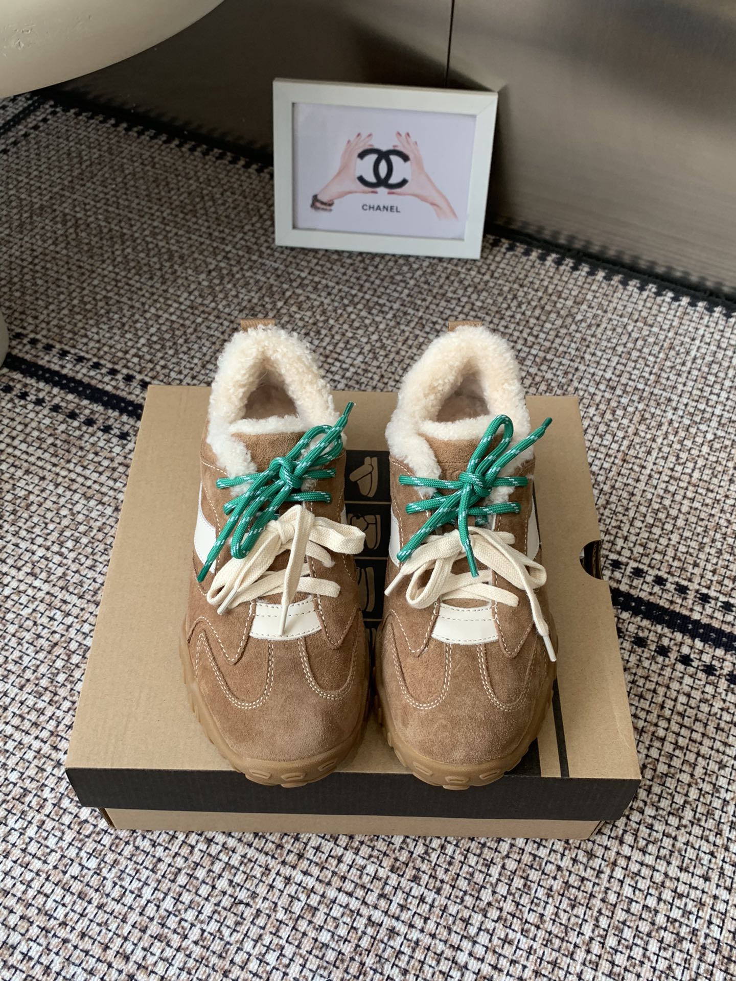 NO:615466,UGG's new wool moral training shoes for autumn and winter. Another retro moral training shoe that will surprise you. The perfect combination of color and solid color. The multi-color pair of shoelaces is just right. It is the perfect match for going out. Made of Australian small-volume wool. Comfortable and soft outsole. Size 35-40, casual shoes/sports shoes, sneakers, sneakers19860909UGG秋冬新款羊毛德训鞋 又一款惊艳到你的复古德训鞋 彩色与净色的完美搭配 多色双鞋带美的恰到好处 是出街的完美搭子 澳洲小卷羊毛里 舒适松软的大底 码数35-40,休闲鞋/运动鞋毛毛鞋,sneakers,Women's Shoes