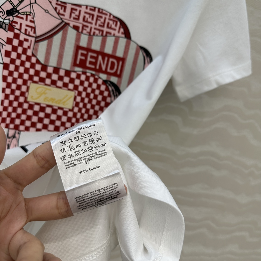 爆单推荐❤️F马年系列限定新品T恤。定位3D立体图案高级又时髦！取材柔软舒适的棉质针织，经典版型不挑人上