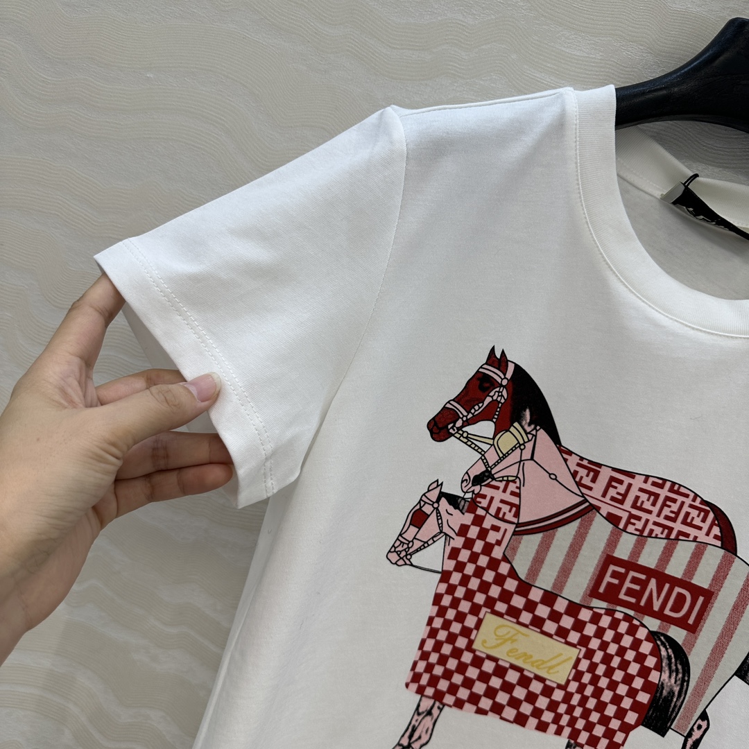 爆单推荐❤️F马年系列限定新品T恤。定位3D立体图案高级又时髦！取材柔软舒适的棉质针织，经典版型不挑人上