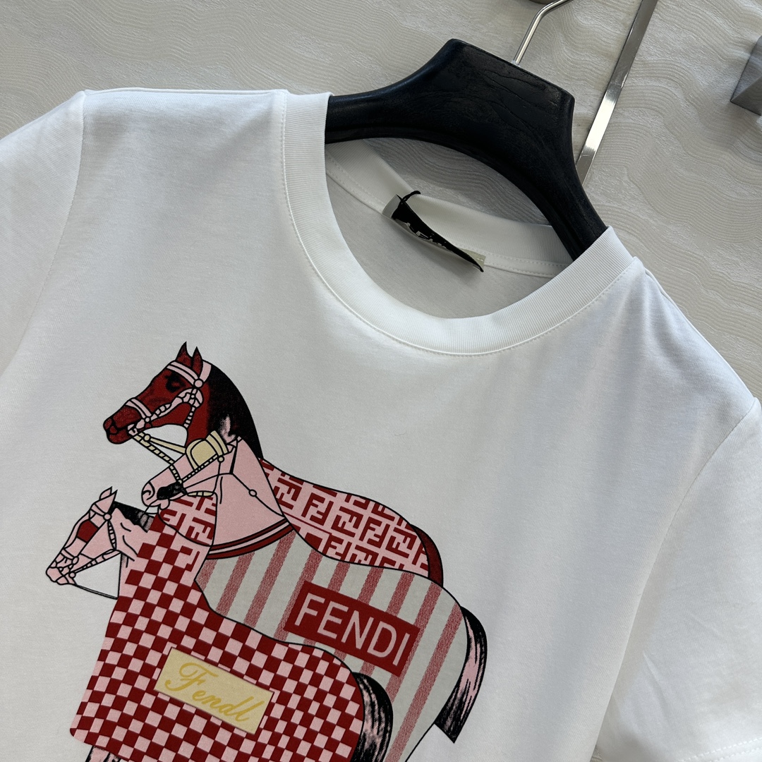 爆单推荐❤️F马年系列限定新品T恤。定位3D立体图案高级又时髦！取材柔软舒适的棉质针织，经典版型不挑人上