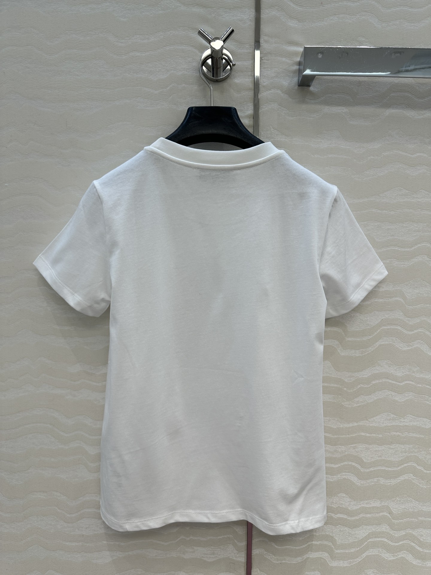 爆单推荐❤️F马年系列限定新品T恤。定位3D立体图案高级又时髦！取材柔软舒适的棉质针织，经典版型不挑人上