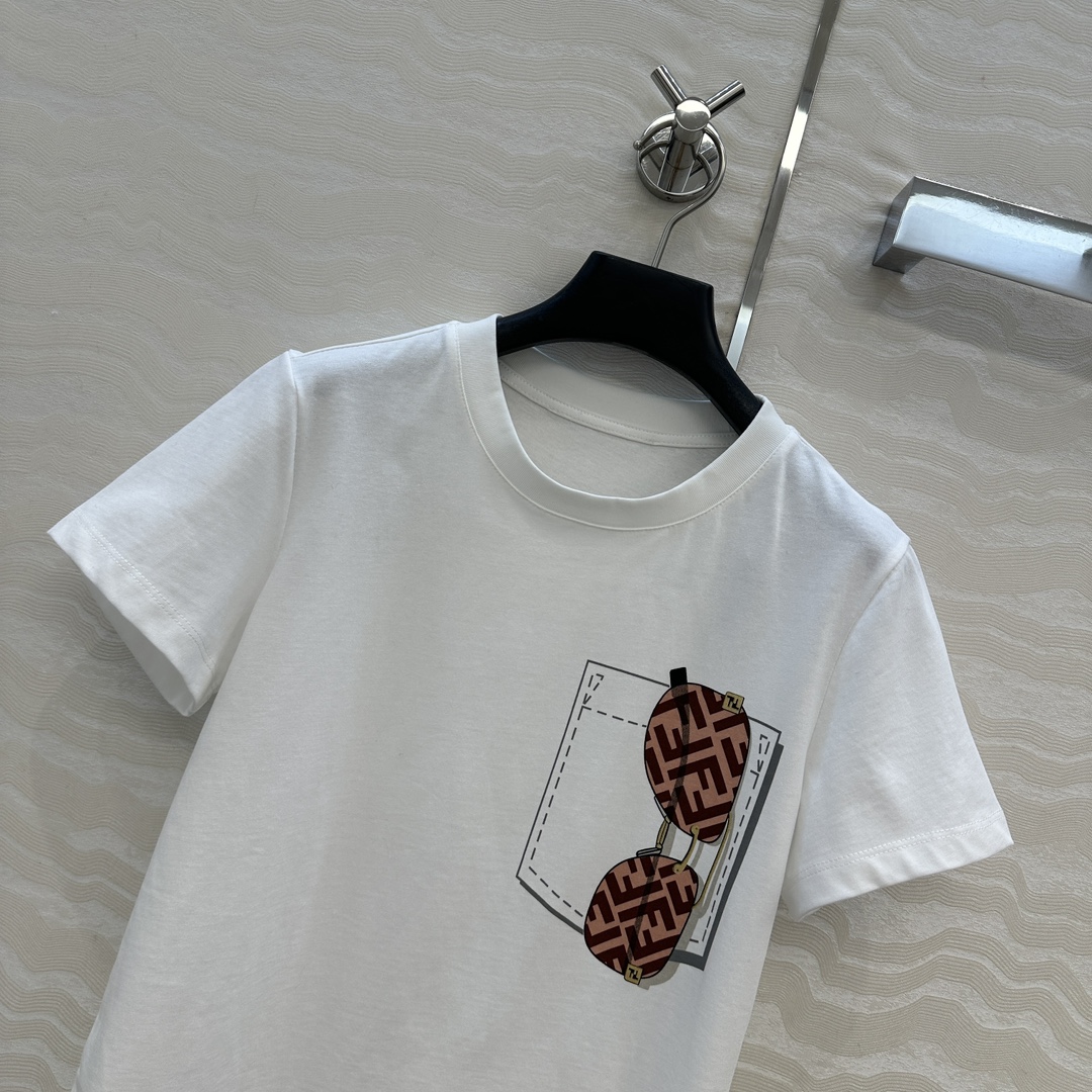 爆单推荐❤️F限定新品T恤。口袋眼镜定位3D立体图案高级又时髦！取材柔软舒适的棉质针织，经典版型不挑人上
