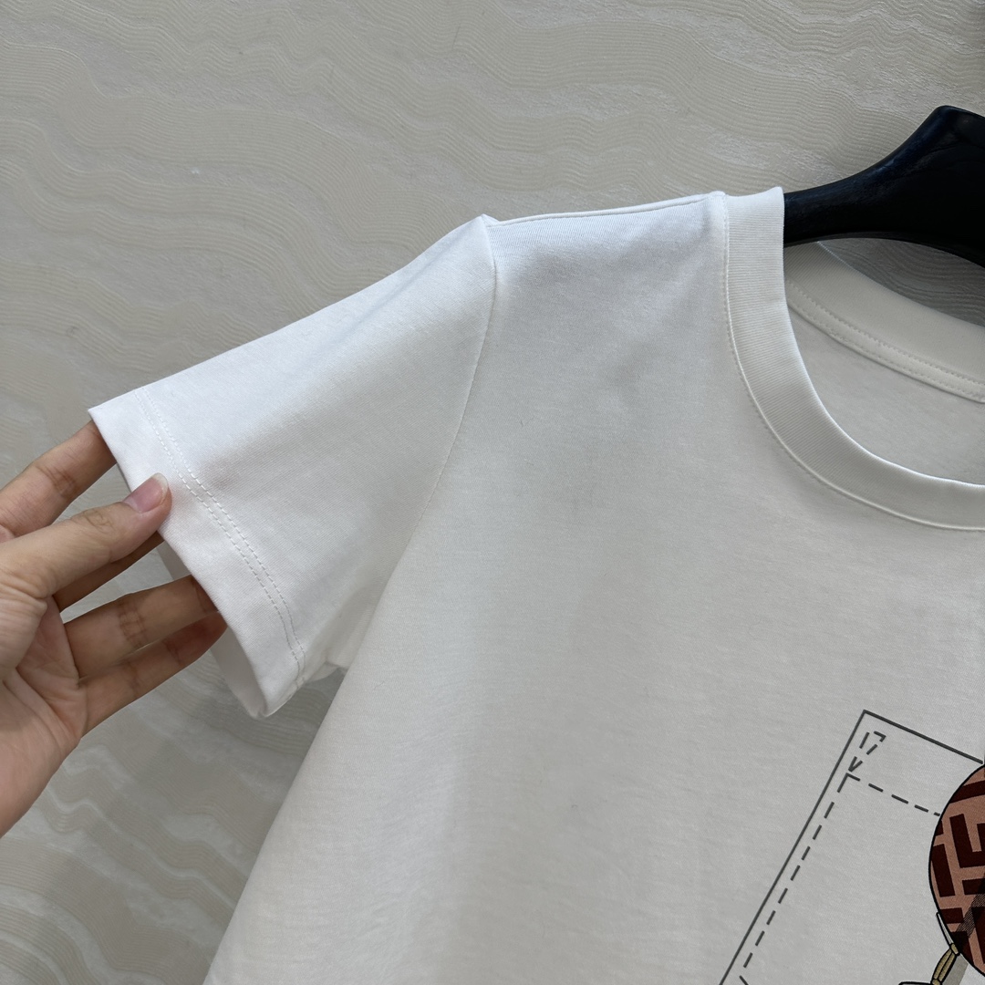 爆单推荐❤️F限定新品T恤。口袋眼镜定位3D立体图案高级又时髦！取材柔软舒适的棉质针织，经典版型不挑人上