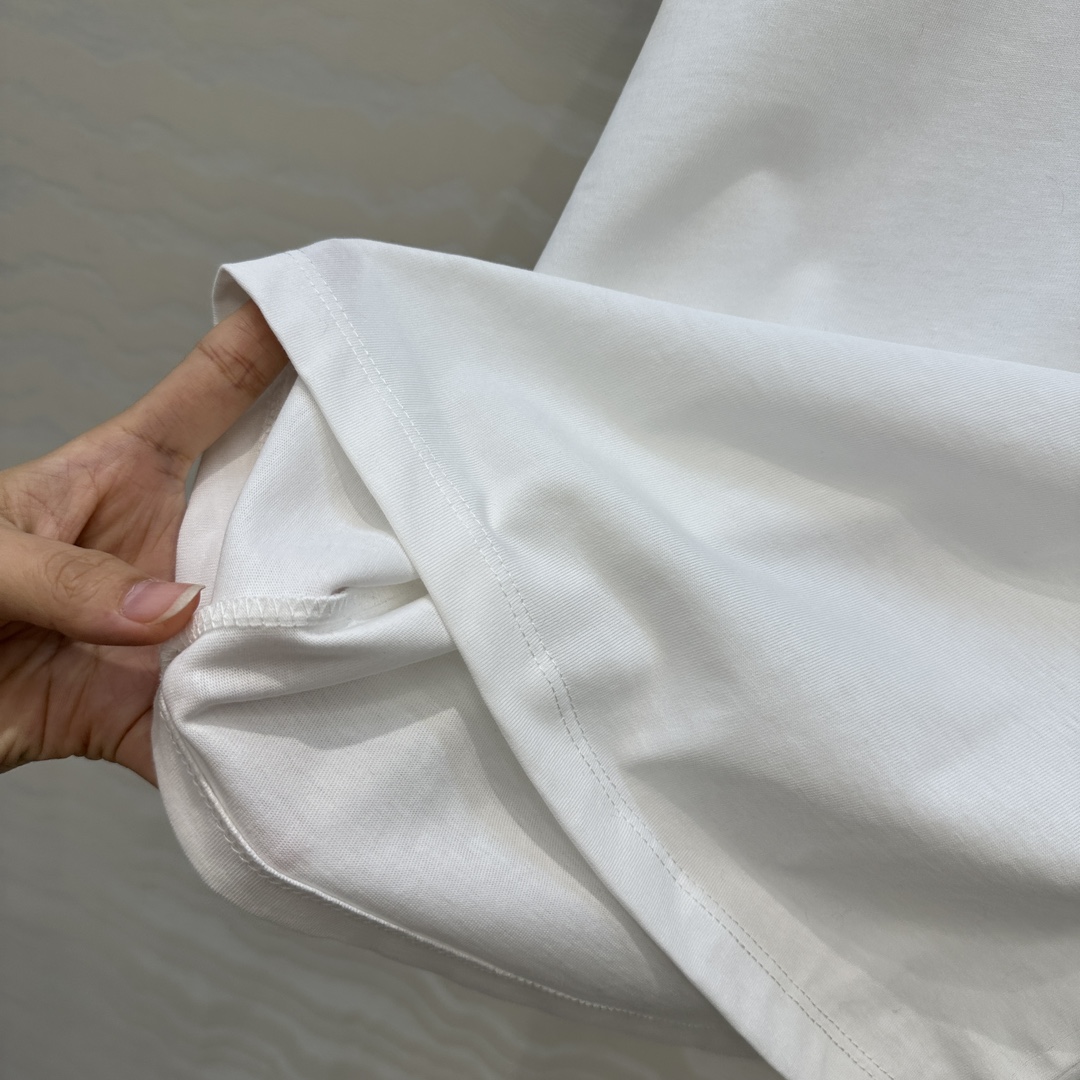 爆单推荐❤️F限定新品T恤。口袋眼镜定位3D立体图案高级又时髦！取材柔软舒适的棉质针织，经典版型不挑人上