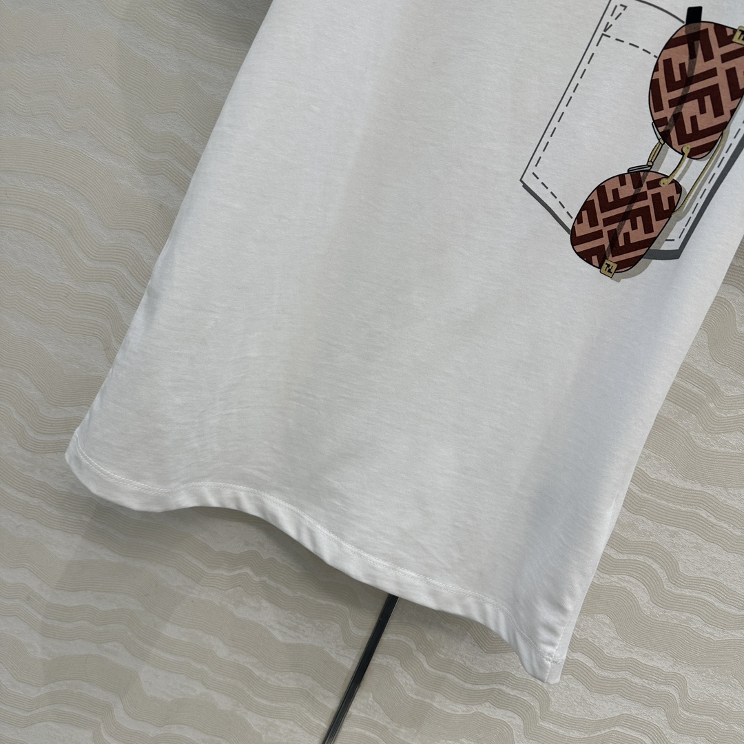 爆单推荐❤️F限定新品T恤。口袋眼镜定位3D立体图案高级又时髦！取材柔软舒适的棉质针织，经典版型不挑人上