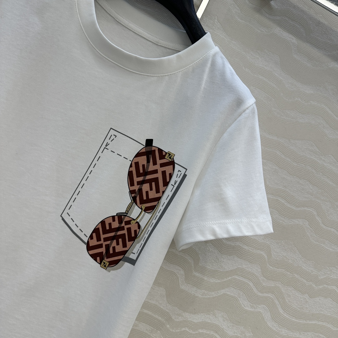 爆单推荐❤️F限定新品T恤。口袋眼镜定位3D立体图案高级又时髦！取材柔软舒适的棉质针织，经典版型不挑人上